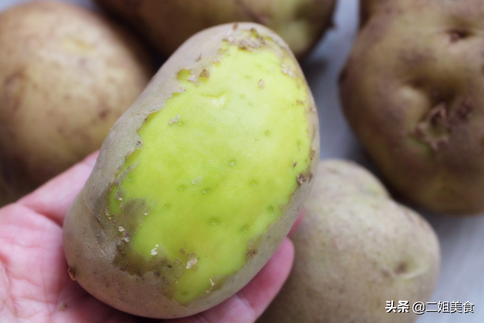 土豆变绿了一点都不能吃吗,土豆变绿了没有长芽能吃吗