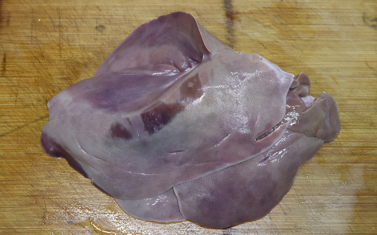 猪肝好吃但难卤,不要直接下锅,记住2个小技巧,鲜嫩不老无腥味