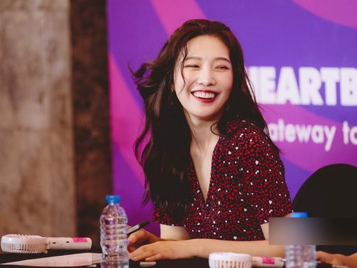 joy朴秀荣彩虹裙,joy朴秀荣绿色连衣裙