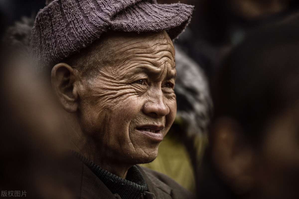 老人怕死是什么心态,老人不畏强敌的精神