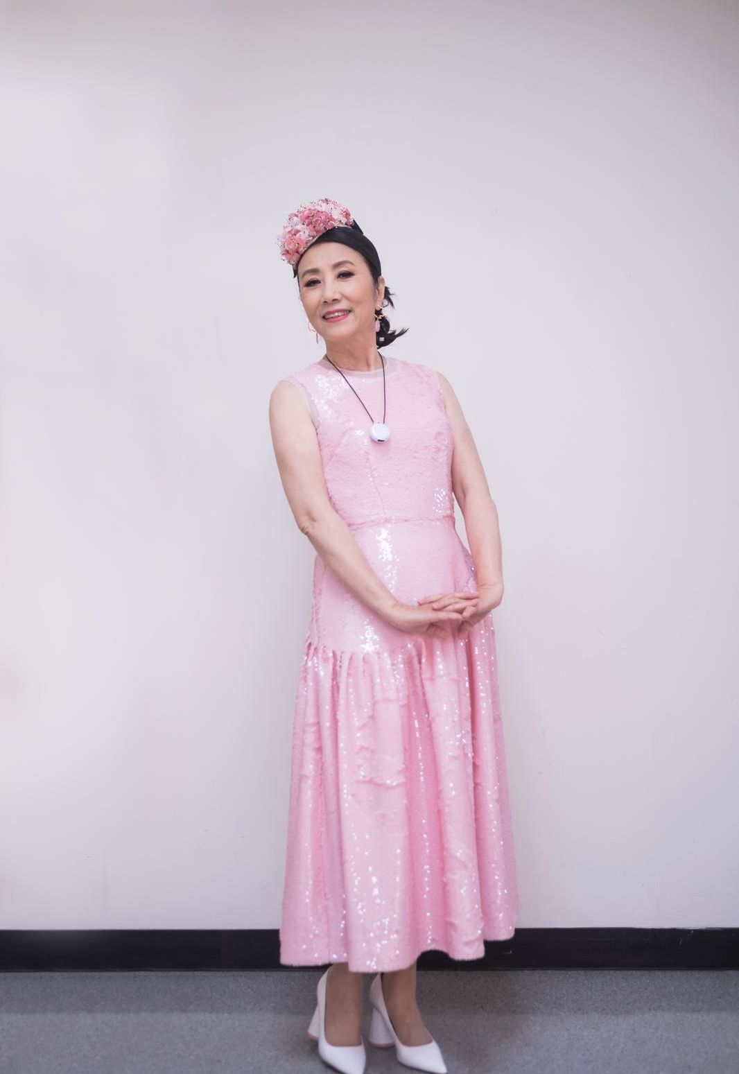 汪明荃减龄穿搭,汪明荃穿的最新裙