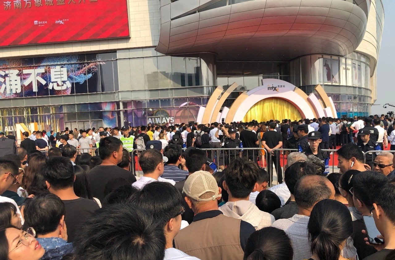 还没过节，济南这里已堵成了人山人海！最大规模的综合体开业！还有水哥王昱珩打造的绿植墙