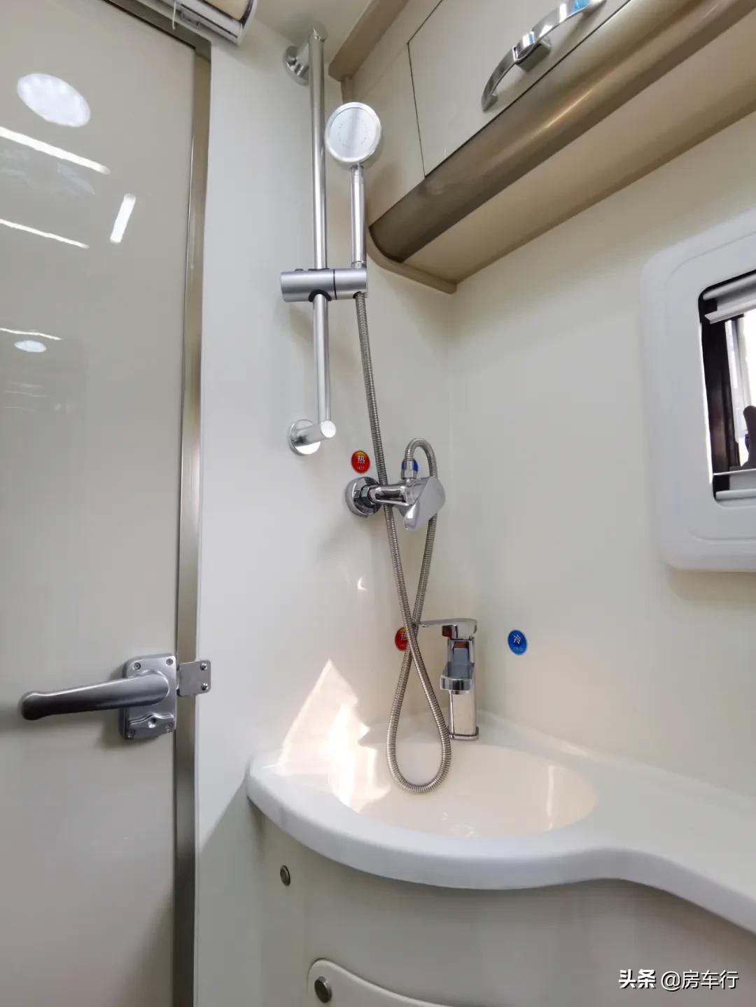 依维柯四驱升顶房车b型房车,依维柯c型房车戈士达房车