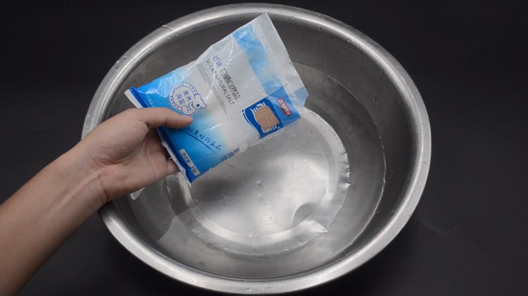 红衣服掉色怎么处理不让它掉色,爱掉色的衣服怎么洗不掉色