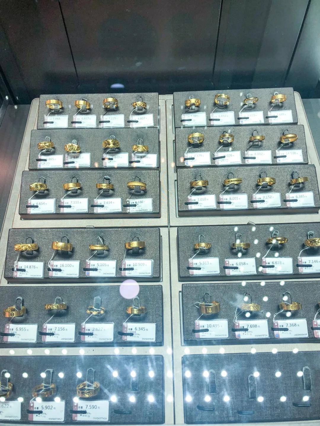 化妆品8折、拆盲盒送iphone、服饰5折，商场年中庆我选这家