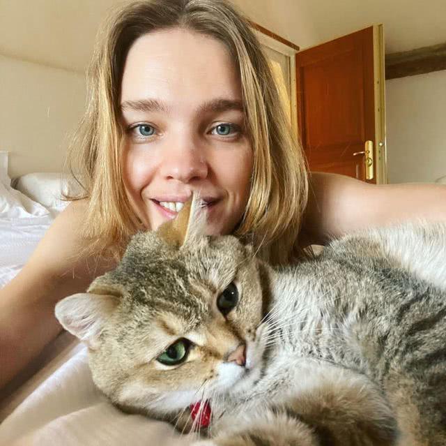 38岁LV太子妃情商高！和准婆婆合照自己素颜当陪衬，老公咋不爱？