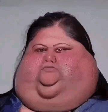 “兄弟睡觉压得胳膊都变色了，要不要叫醒他？”醒来一定很酸爽