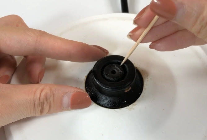 热水壶坏了别马上扔，一根牙签倒点这“饮料”，3分钟通电重新烧