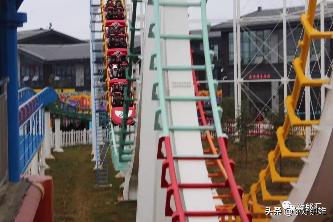 请给孩子们一个幸福的童年,镇雄人送娃娃上学