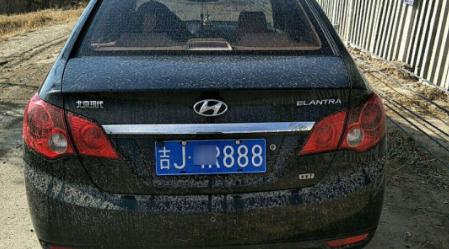 车牌中间的小圆点是干什么用的,把车牌上的小圆点去掉会怎么样