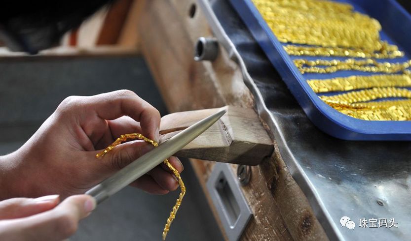 嘿，没见过黄金工厂吧，今天带你看透黄金首饰如何加工制作