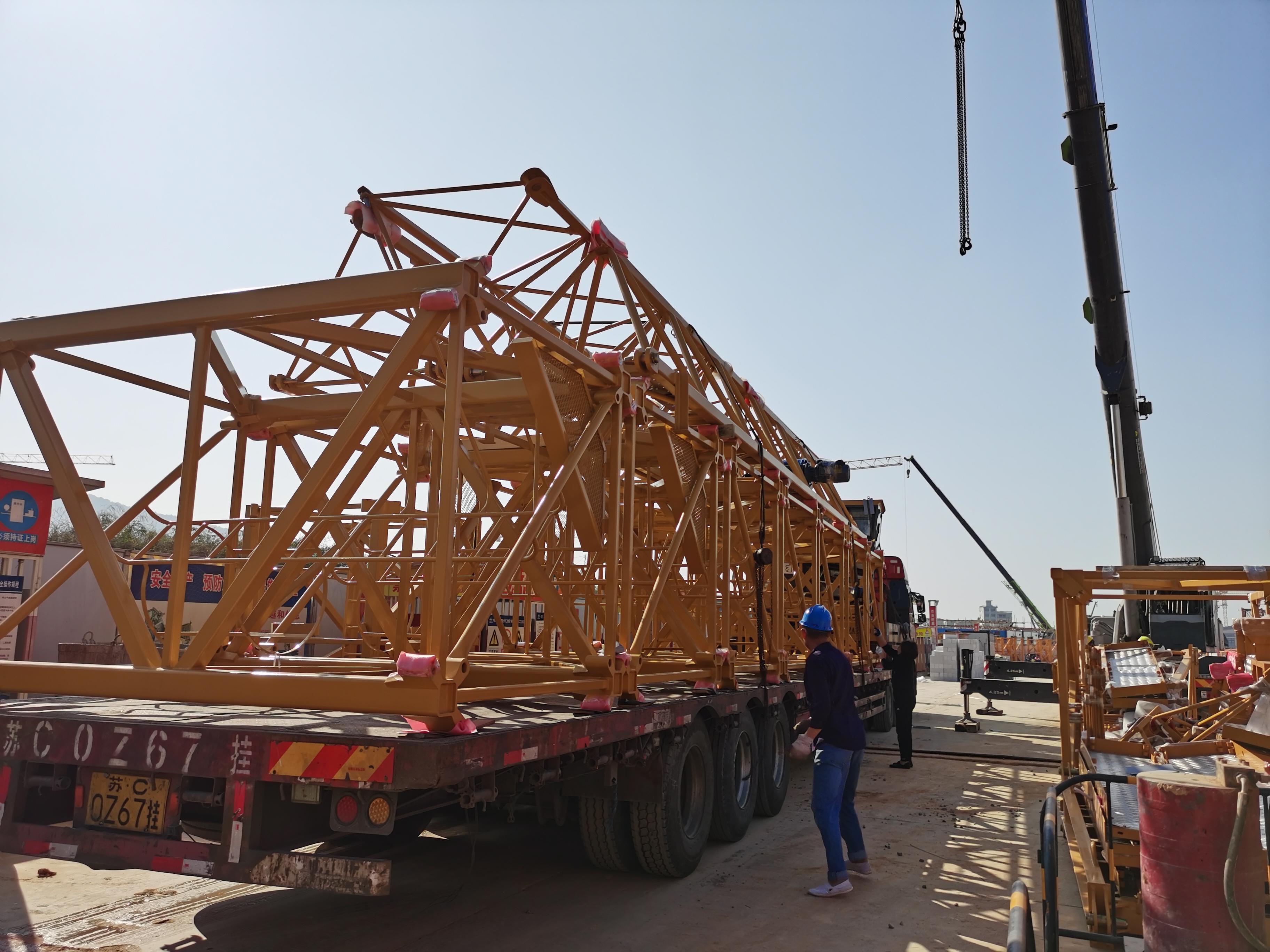 建筑工地是自己买塔吊还是租塔吊,哪个划算呢?