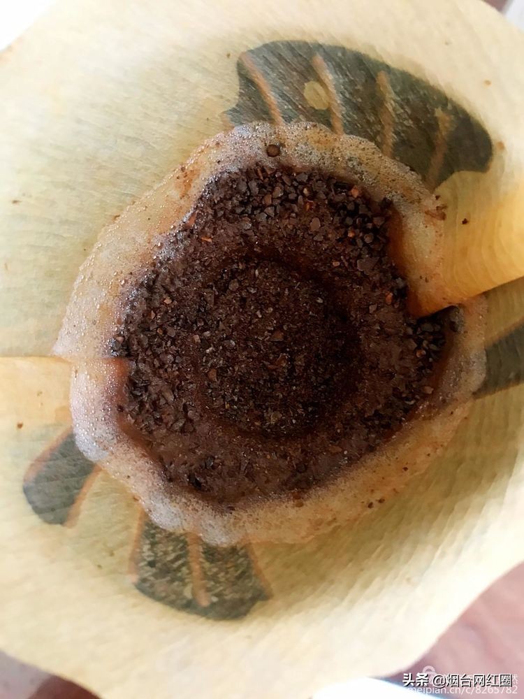 喜欢咖啡，因为那种独特的色香味。色泽凝重，透着忧郁和冷寂