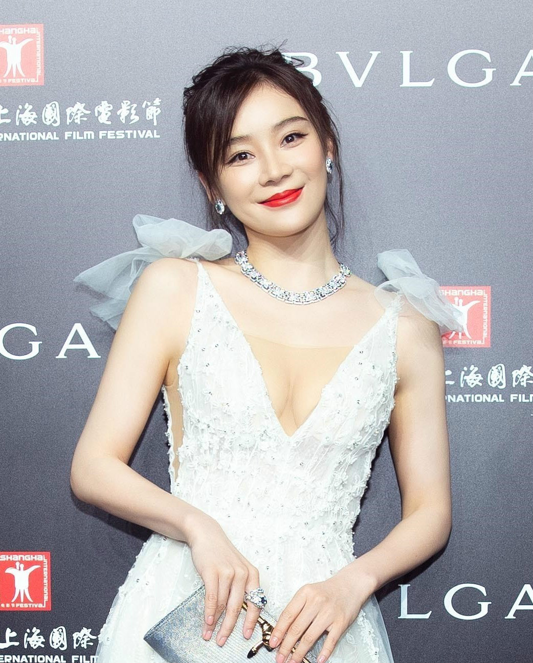 女人脸上八字纹面相图解,脸上有三个八字纹的面相