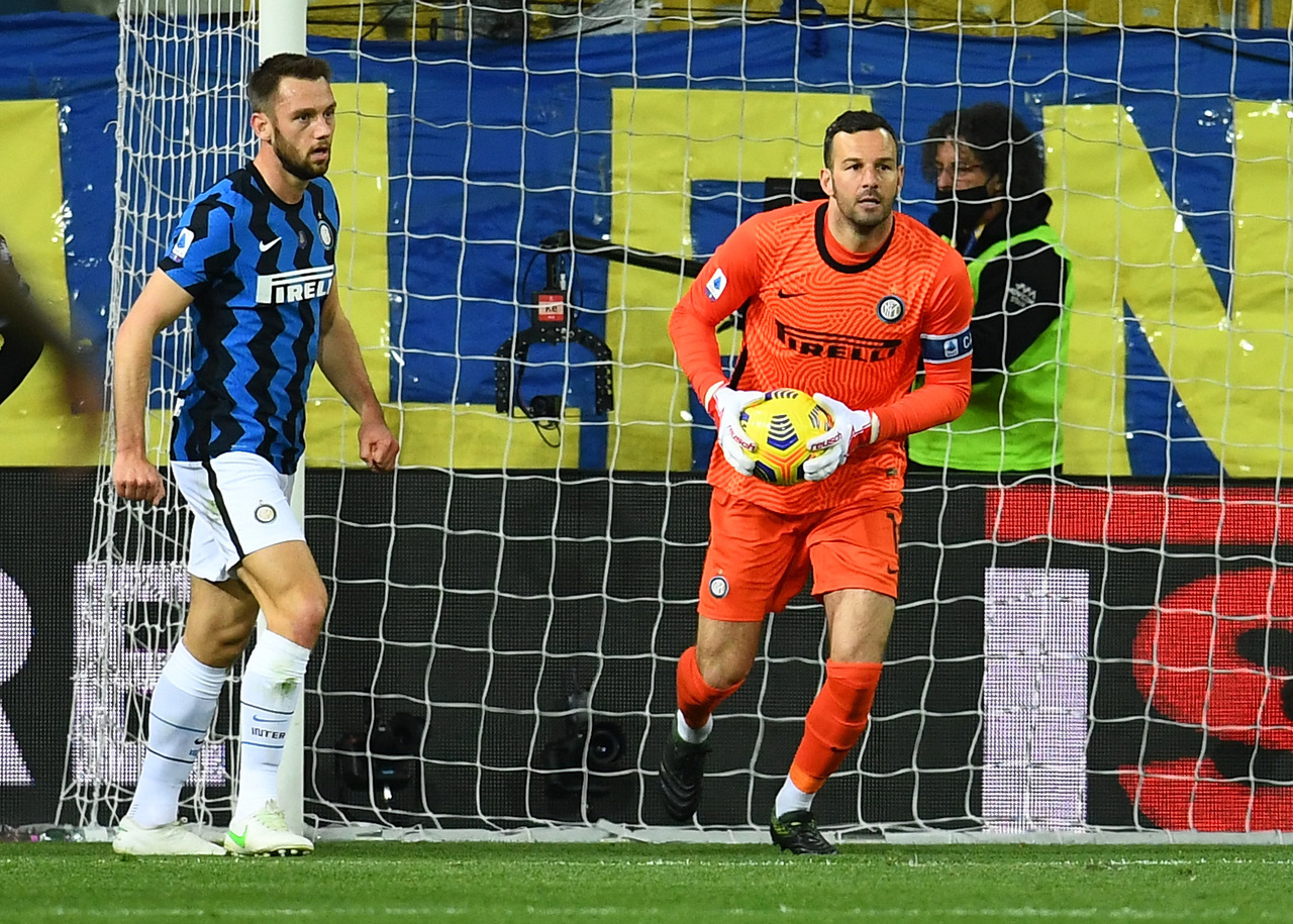 队长确诊带给国米两难题废最强*器武**也有两喜讯四手门神佳话