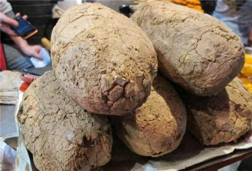 老外嘲笑中国人穷得吃“土”,敲开后尝了一口,直呼:真香