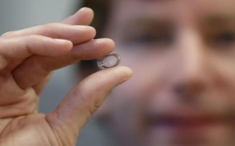 哪种品牌隐形眼镜比较好戴,哪个牌子半年抛隐形眼镜戴着舒服