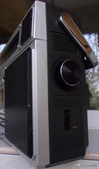 这是一款德国进口UniversumCTR2605便携式音响收音机录音机