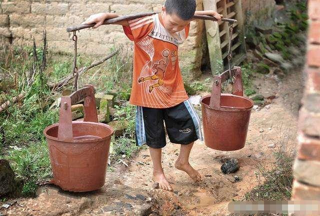 小伙饿死家中原因,男孩被饿死在家中发现大量食物