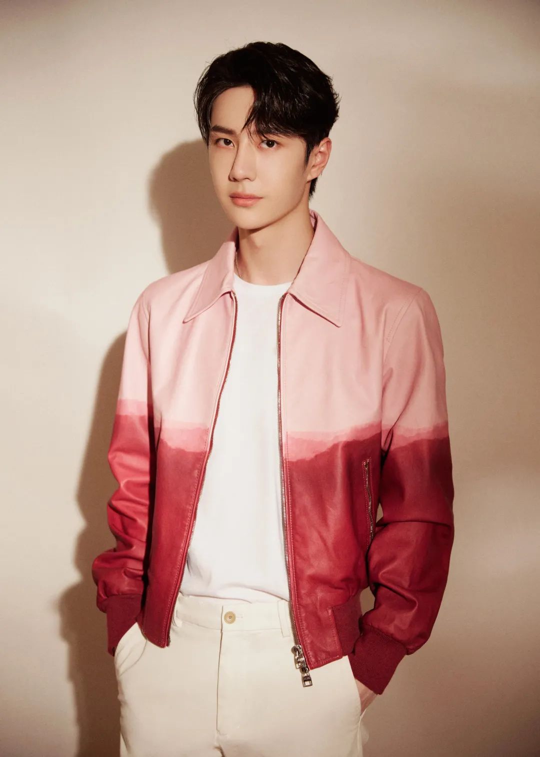 衣品超级好的男明星,王嘉尔穿的蔡徐坤同款衣服