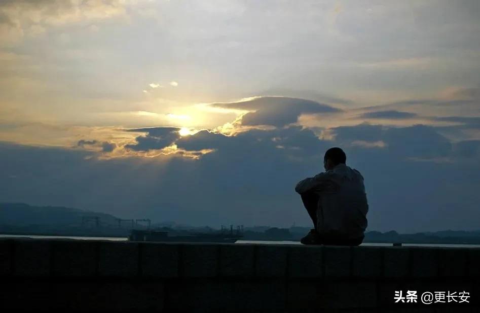 一个县城青年的“月薪过万”面具被撕掉后