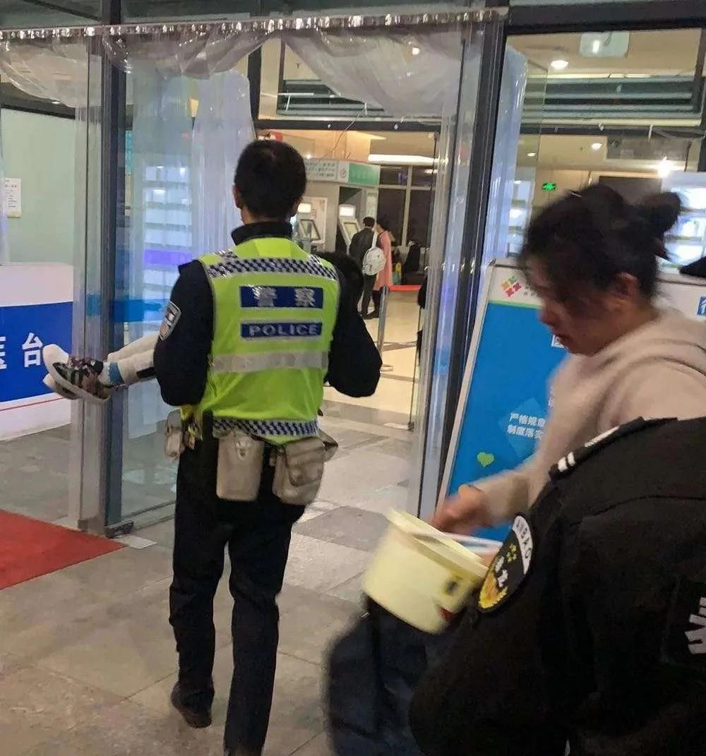 一岁宝宝被瓜子皮卡了喉咙怎么办,宝宝被瓜子皮卡到了怎么自救