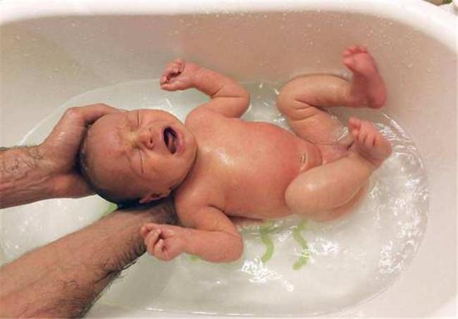 格格：出生后的宝宝长时间没大便正常吗？儿科医生来为你详细分析