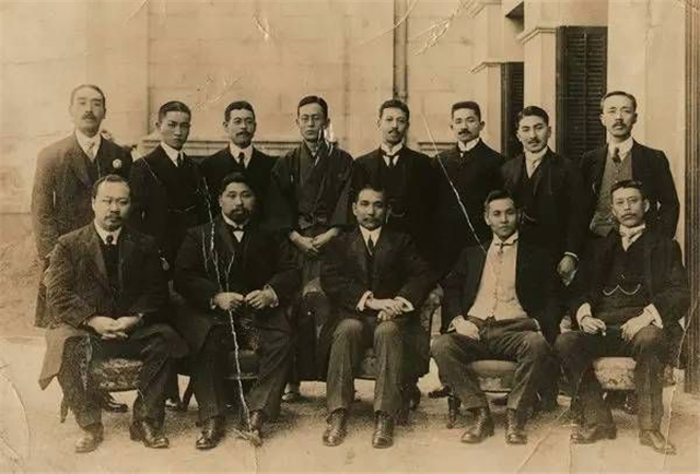 袁世凯称帝:袁世凯当了83天皇帝后,为何就倒台身死?