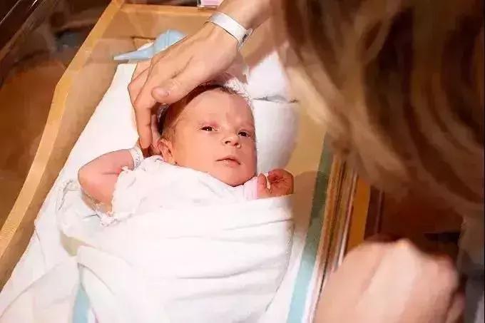 生完孩子气血亏损不来月经怎么办,产后月经量多要不要补血