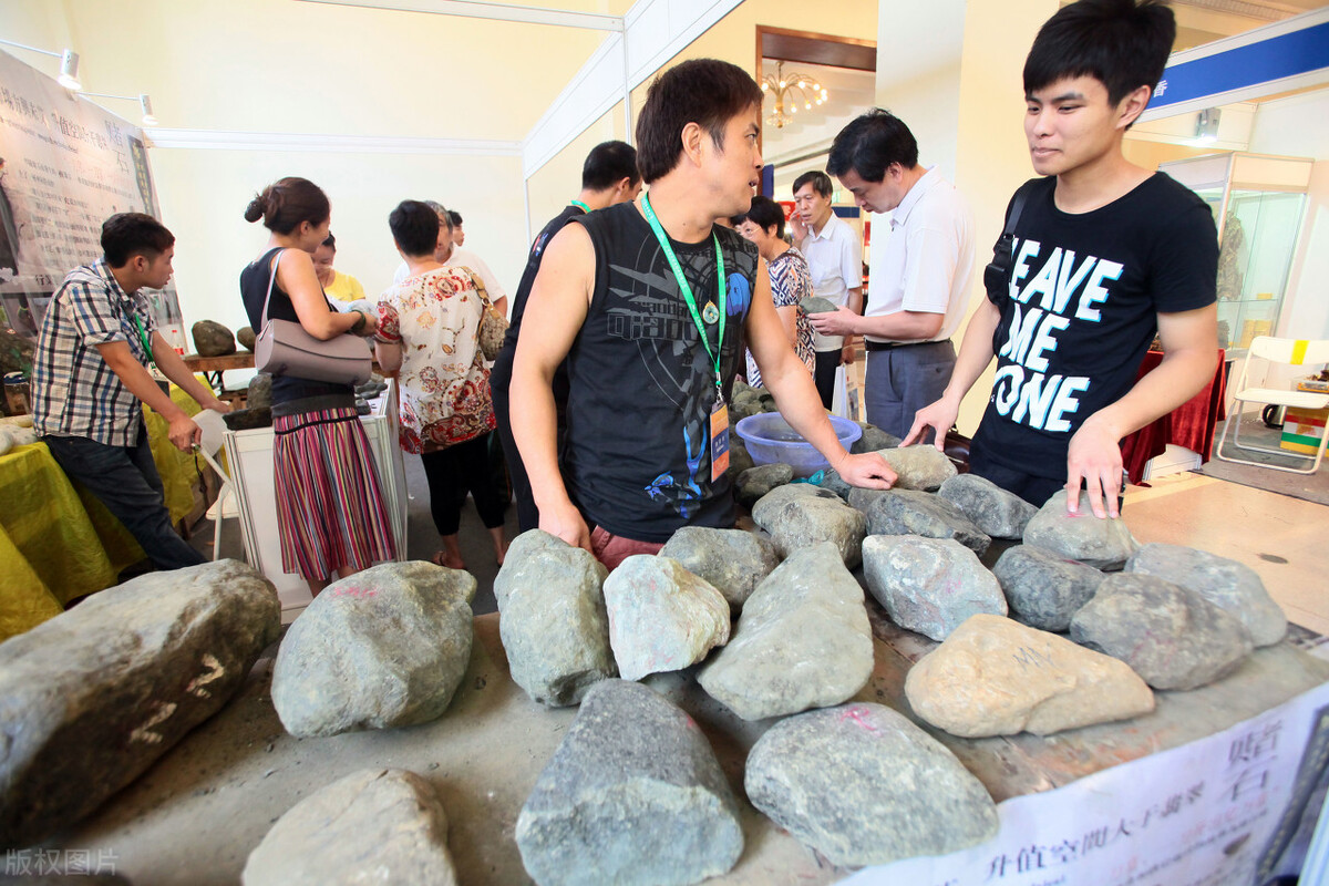 玉石直播间哪些是假货,大品牌珠宝直播玉石怎么那么便宜