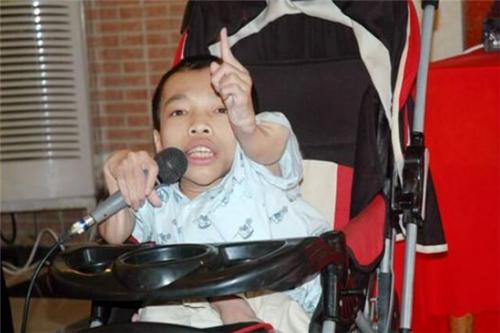 他身高不足1米,却身价上亿,娶1米7的秘书为妻,如今怎样