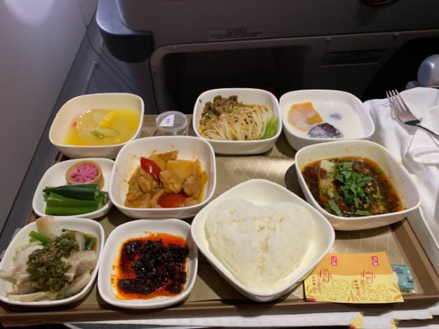 川航飞机餐头等舱一口面,川航飞机餐真的很好吃吗