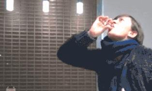 老外不相信茅台的威力,老外喝中国白酒烧刀子