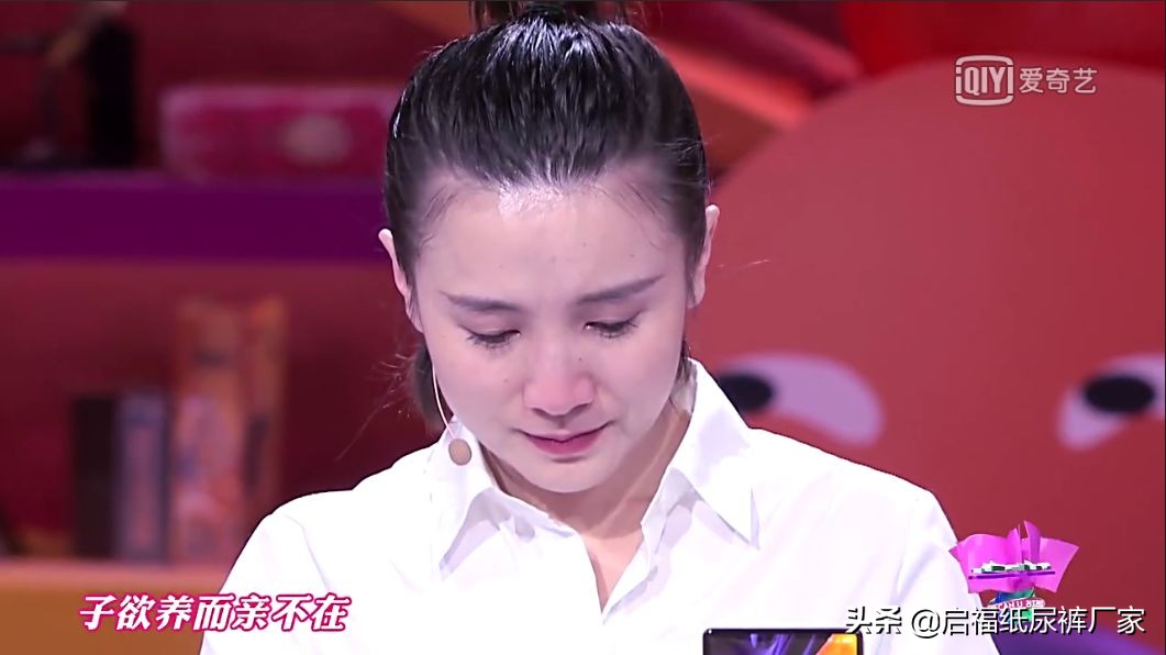 他给妈妈的买的第一份礼物,竟然是一包成人纸尿裤...