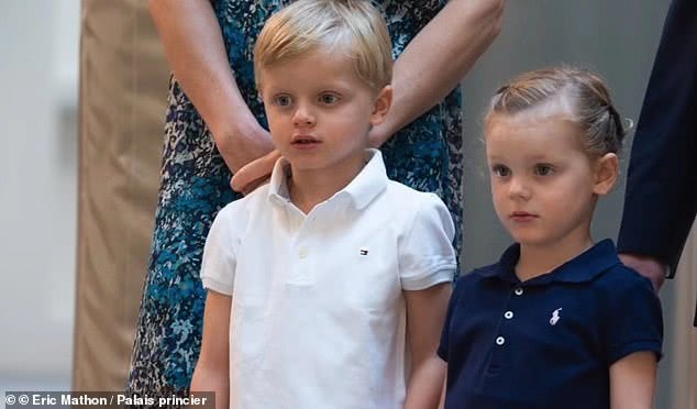 4岁摩纳哥龙凤胎开学,呆萌似洋娃娃,61岁国王父亲欣慰不已