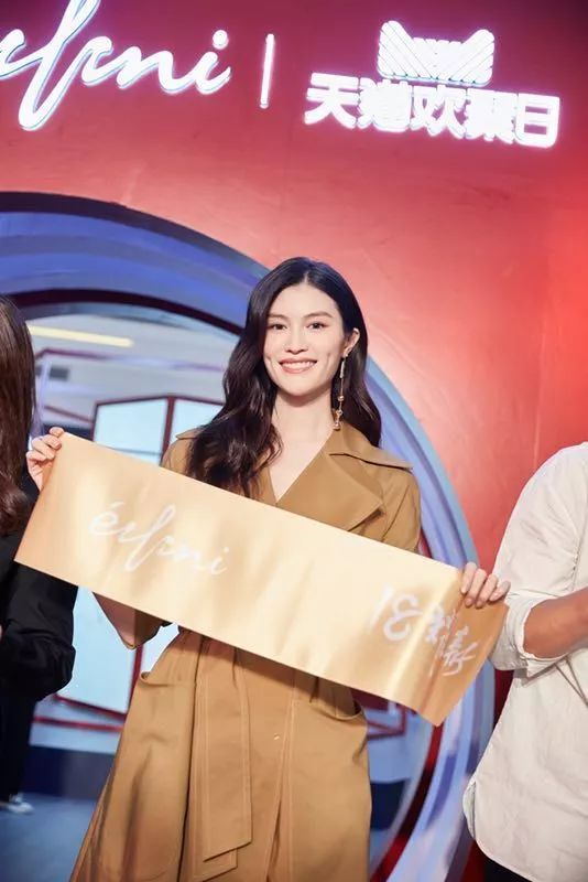 刘雯2020全球超模收入榜排第几,2018年最赚钱模特刘雯