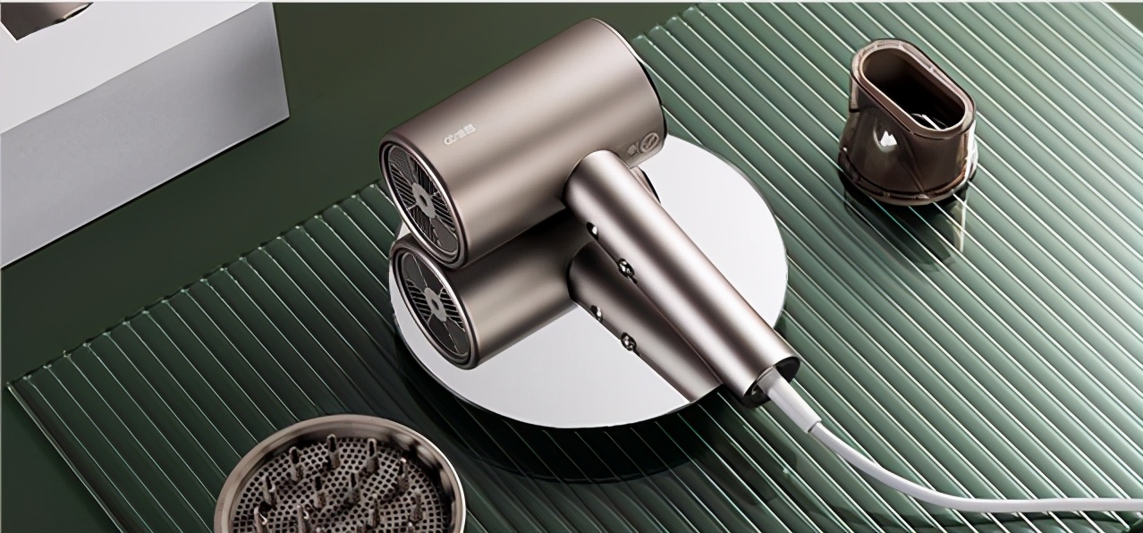 头发干枯毛躁分叉用什么吹风机,想要头发柔顺选对吹风机也重要