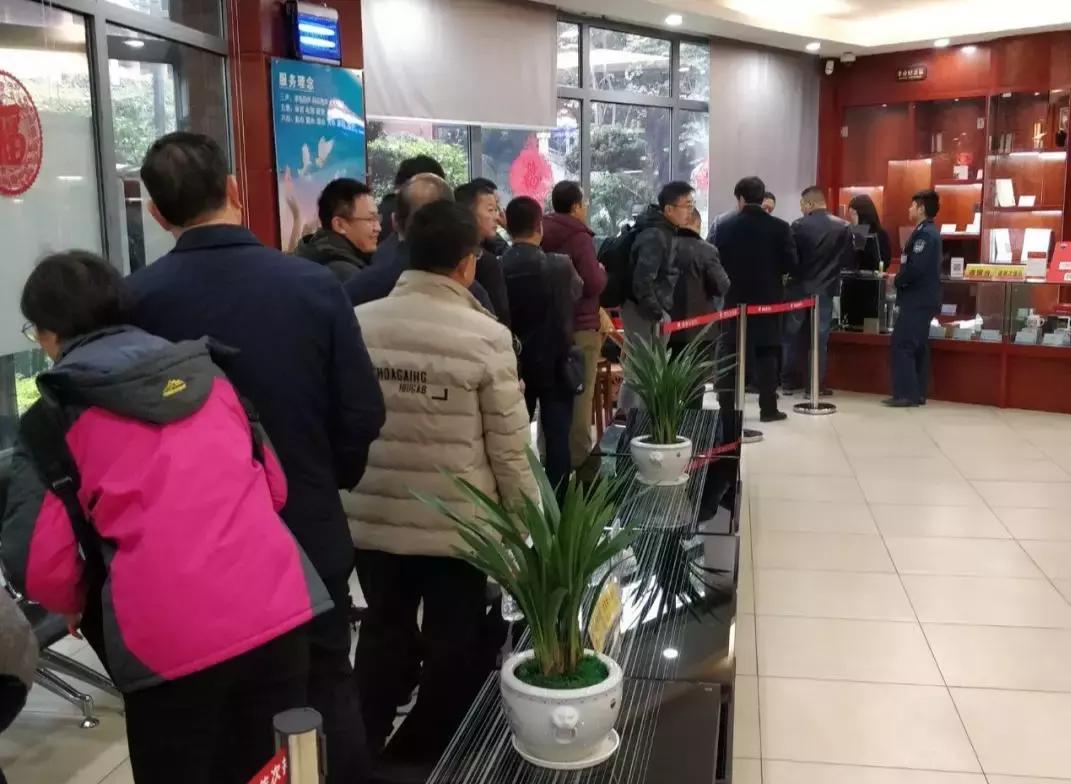 茅台镇酒糟搬运工,探访贵州茅台镇酱香酒