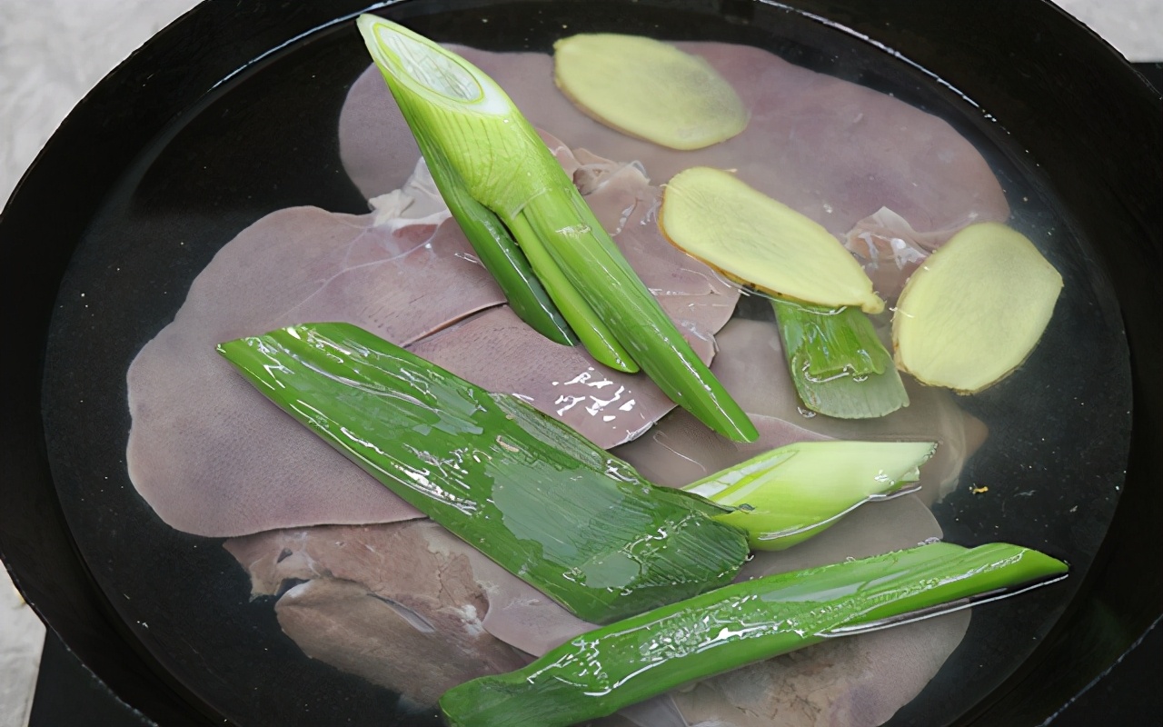 猪肝好吃但难卤,不要直接下锅,记住2个小技巧,鲜嫩不老无腥味