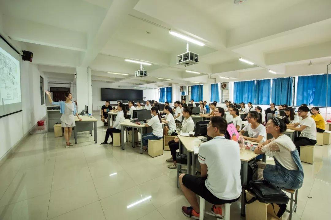 河南高铁乘务专业最好学院,在高铁上课