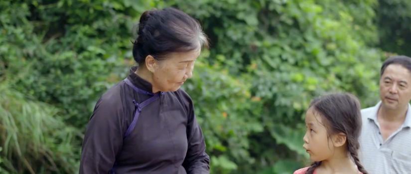 五十岁穷苦老汉24年前收养女弃婴,穷困老汉蹬三轮养了十二年的弃婴