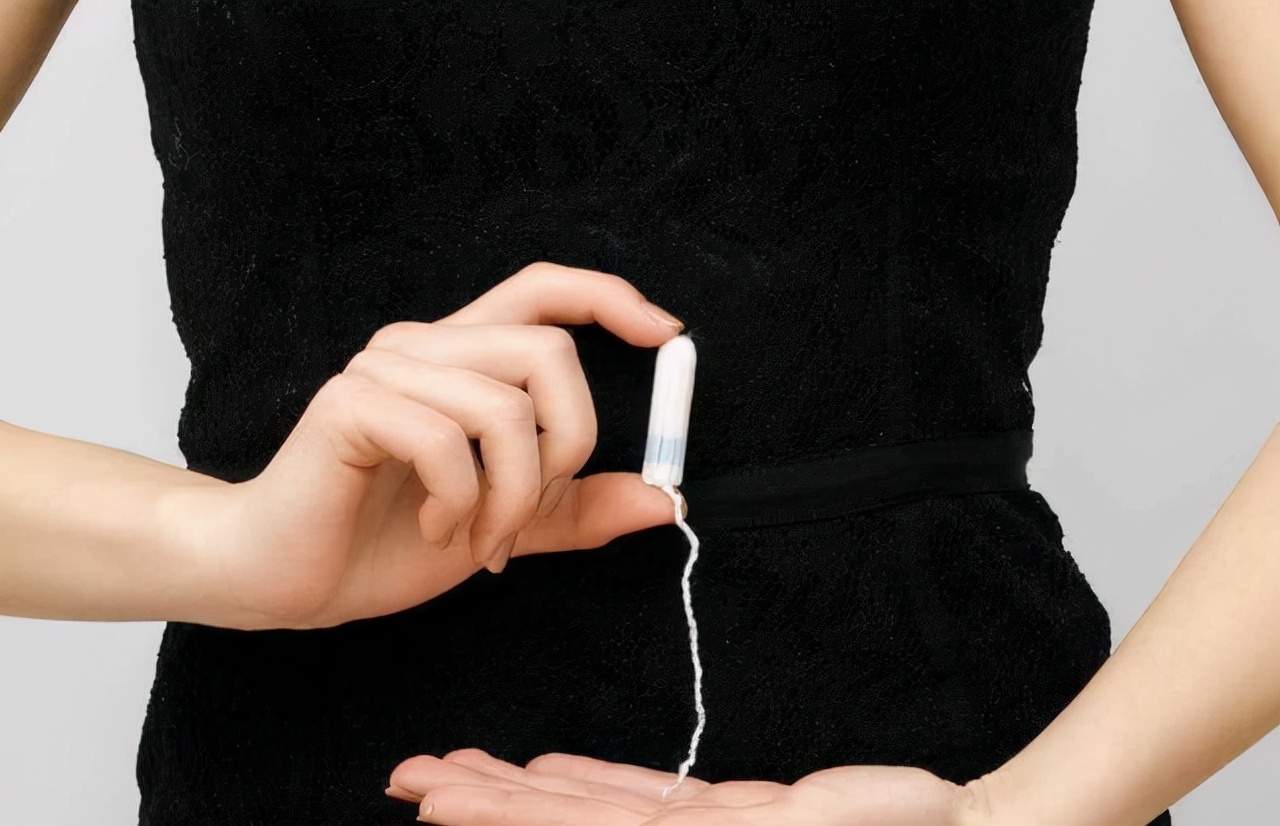 18岁少女，偷用卫生棉条卡住，无奈去医院求助，医生：不能这样用