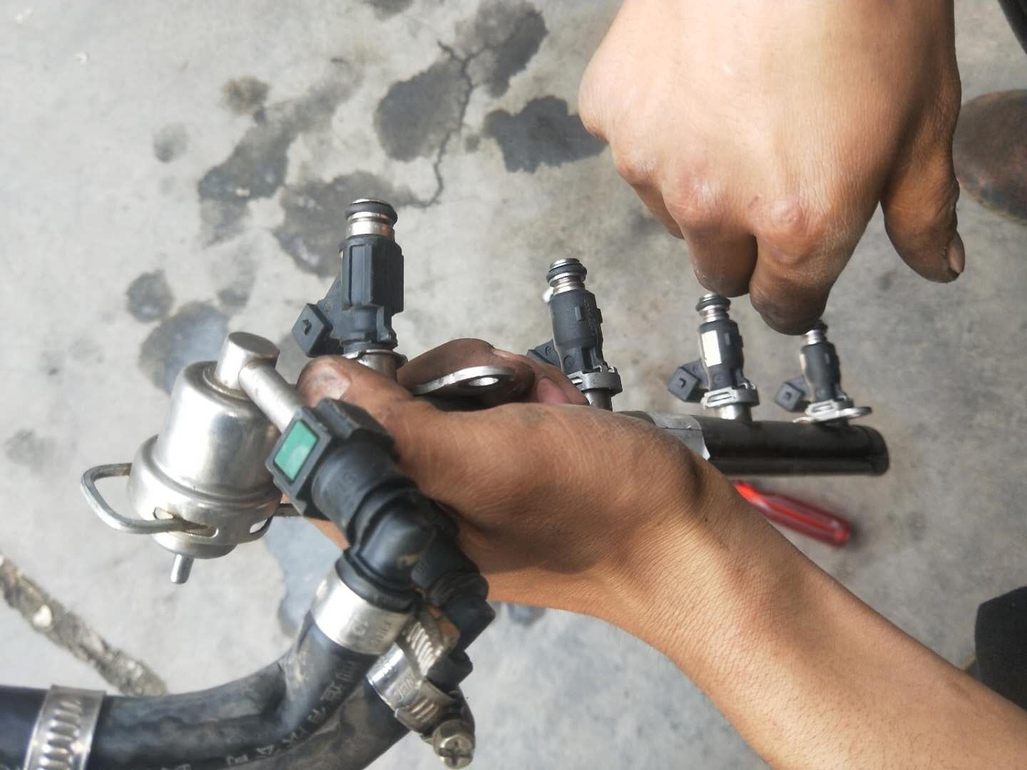 发动机怠速抖动的原因及解决办法,发动机怠速抖动最简单的解决方法