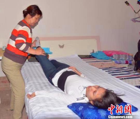 50岁女人创业励志正能量视频,90后双腿残疾小伙创业追梦