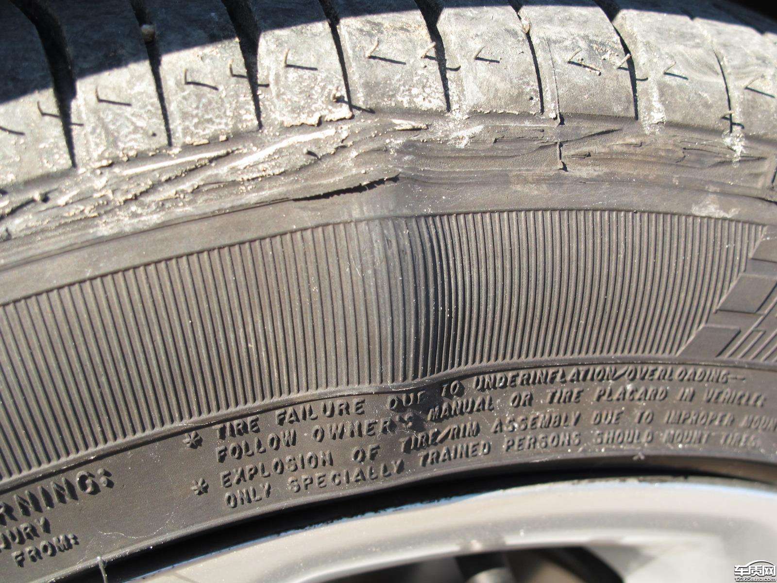 倒车轮胎刮到胎壁了怎么办,车轮胎不小心划到需要换胎不