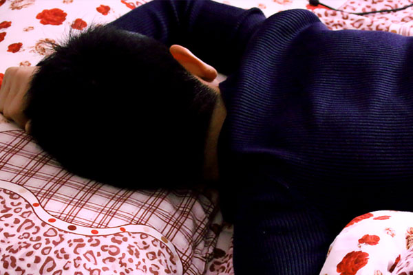 睡觉时感觉从高空坠落是怎么回事,快睡着的时候突然感觉踩空了