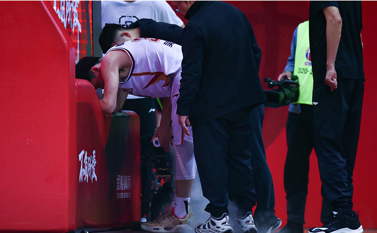 广东宏远赵睿怒吼,赵睿被球迷现场喷