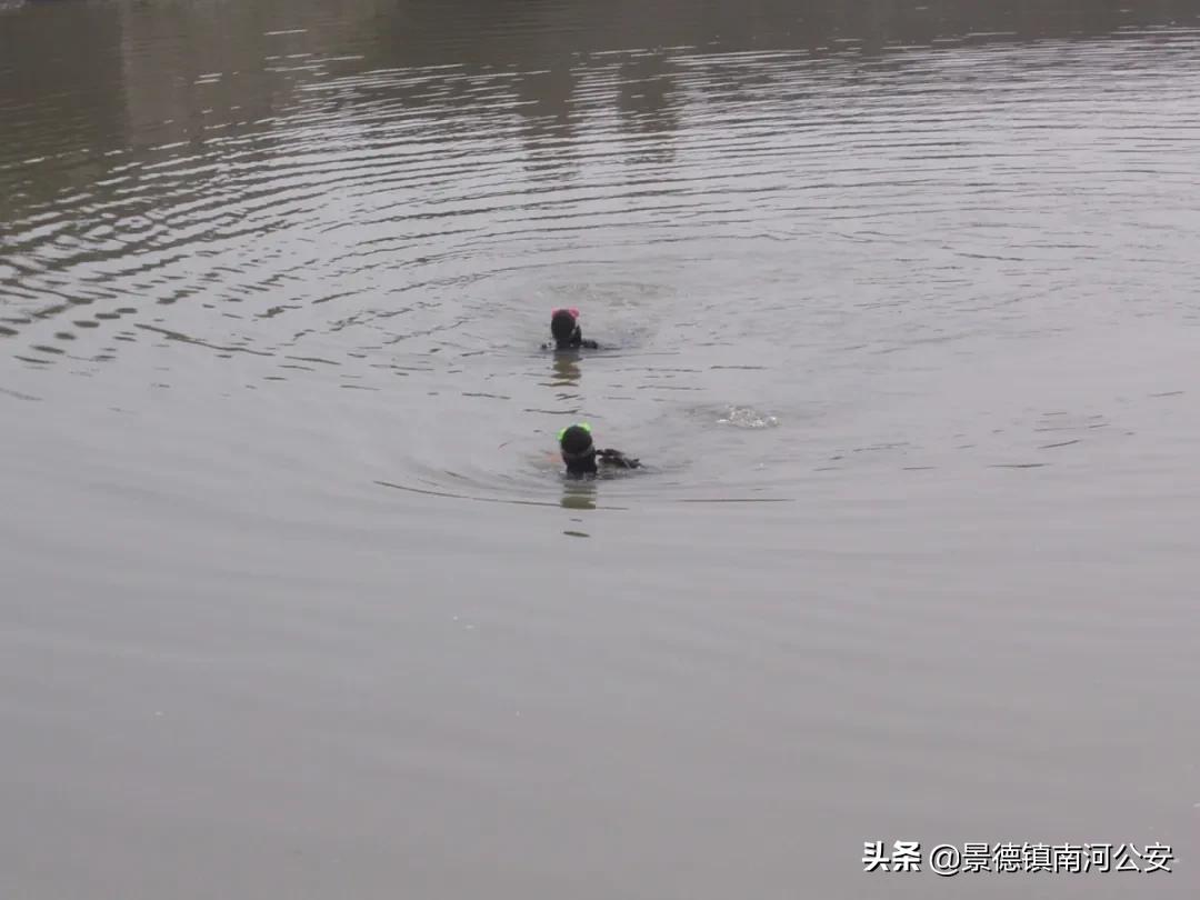 海边警察找到尸体,在水下找到人的尸体