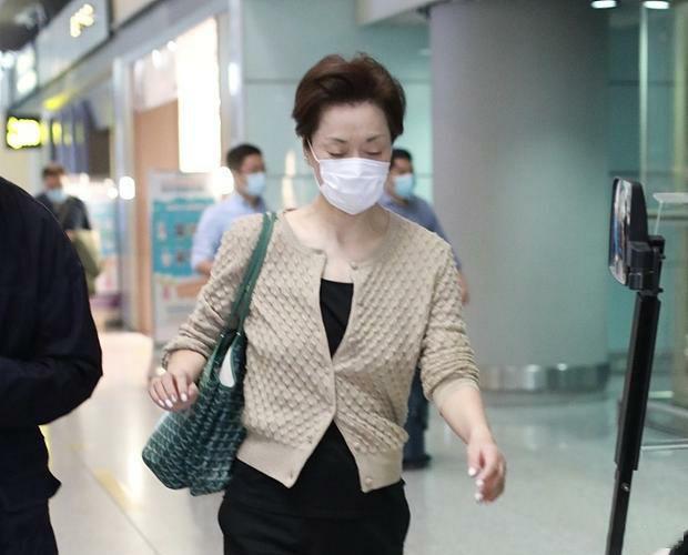 毛阿敏穿印花衬衫,毛阿敏穿什么运动裤