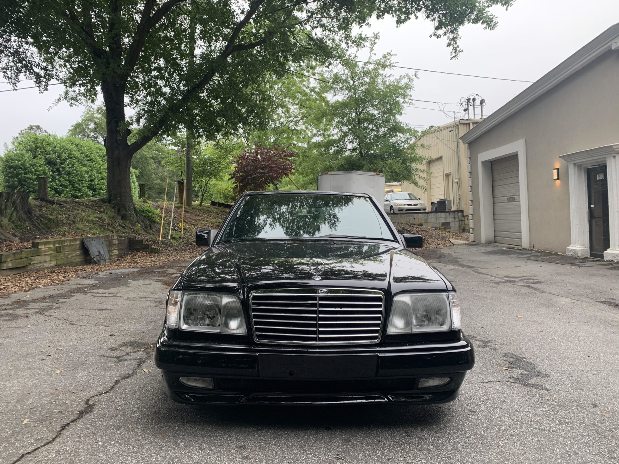 你信么？30年前的“小虎头”奔驰E级，至今还有人念念不忘